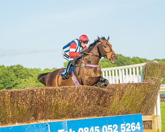 Race 5 - White Swan Hotel Handicap (50 of 80)