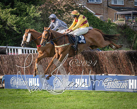 Race 3 - The pointtopoint.co.uk champion novices’ Hunter Chase (109 of 140)