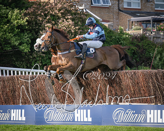 Race 3 - The pointtopoint.co.uk champion novices’ Hunter Chase (78 of 140)