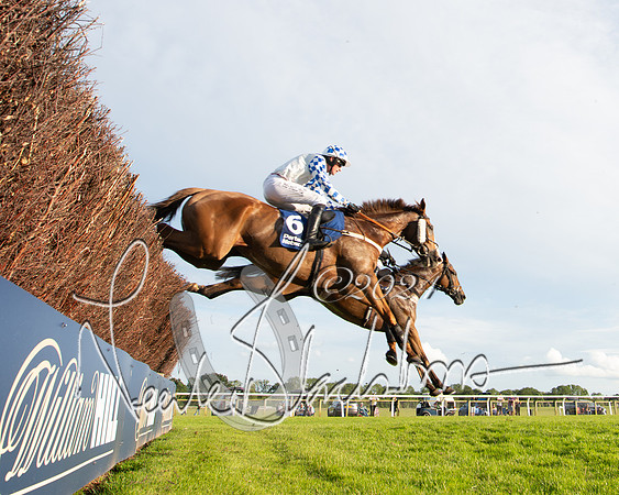 Race 4 - Peretemps Stratford Foxhunters (108 of 168)