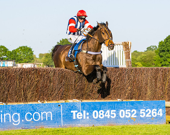 Race 5 - Whitw Swan Handicap (30 of 67)