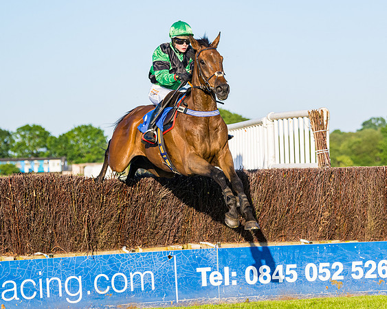 Race 5 - Whitw Swan Handicap (38 of 67)
