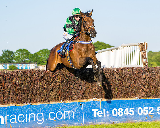 Race 5 - Whitw Swan Handicap (37 of 67)