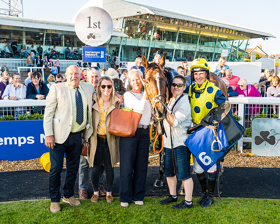 Race 5 - Whitw Swan Handicap (62 of 67)