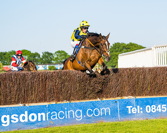 Race 5 - Whitw Swan Handicap (23 of 67)