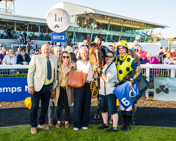 Race 5 - Whitw Swan Handicap (63 of 67)