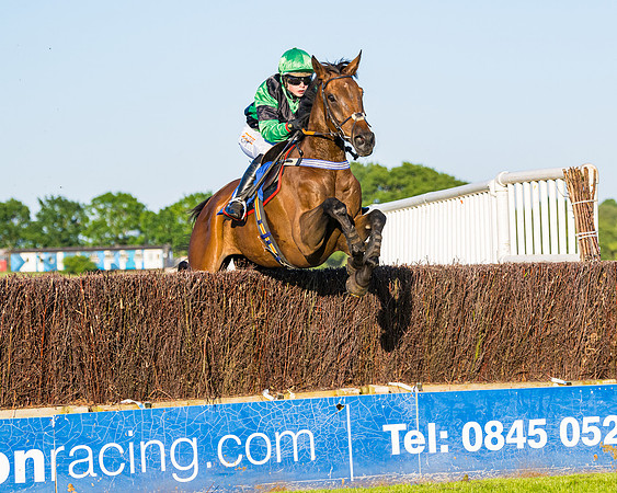 Race 5 - Whitw Swan Handicap (36 of 67)