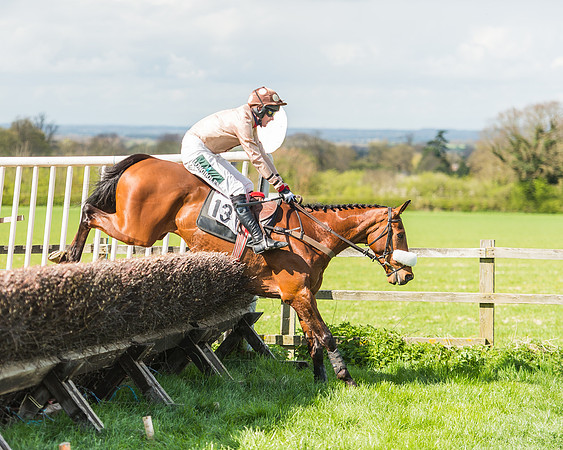 Race 1 - Confined Hunts Race-102
