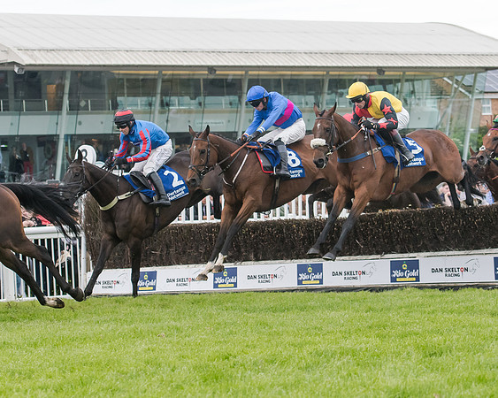 Race 5 - Pretemps Stratford Foxhunters (100 of 220)