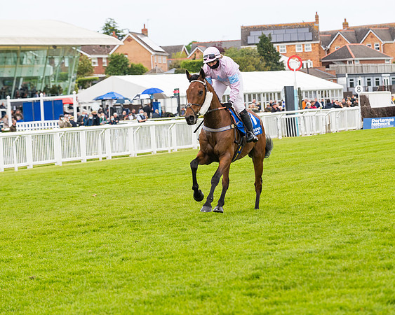 Race 4 - Pretemps Stratford Foxhunters (32 of 106)