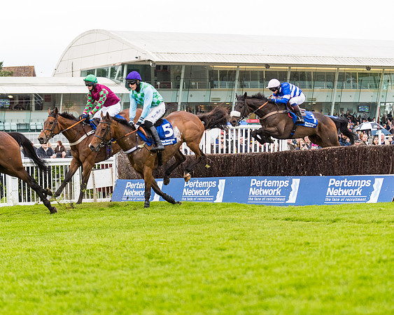 Race 4 - Pretemps Stratford Foxhunters (51 of 106)