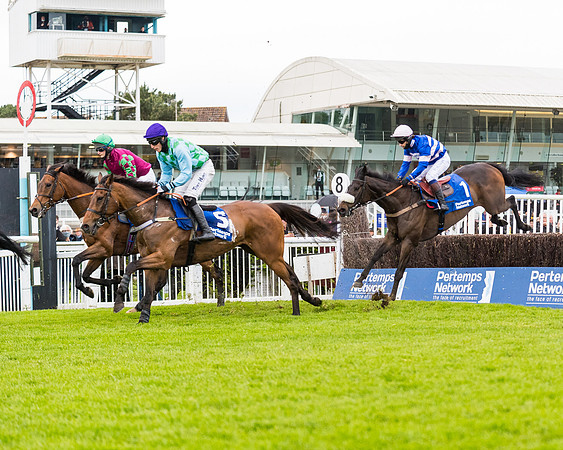 Race 4 - Pretemps Stratford Foxhunters (53 of 106)