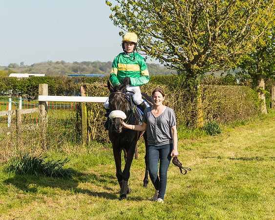 Race 6 - winners Enclosure (3 of 12)