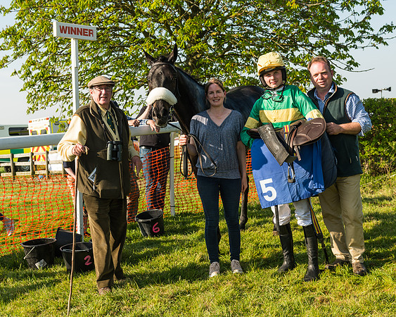 Race 6 - winners Enclosure (11 of 12)