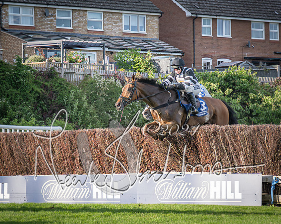 Race 4 - Peretemps Stratford Foxhunters (75 of 168)