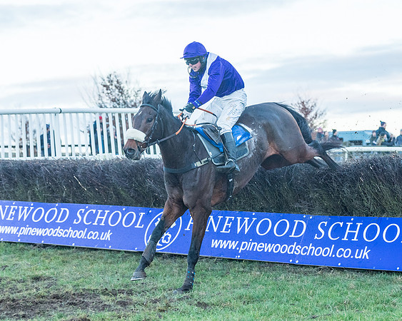 Race 9 - the Magee Equine for Pre training Breaking and water treadmill Six year olds and over Open Maiden Race  (167 of 256)