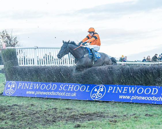 Race 9 - the Magee Equine for Pre training Breaking and water treadmill Six year olds and over Open Maiden Race  (129 of 256)
