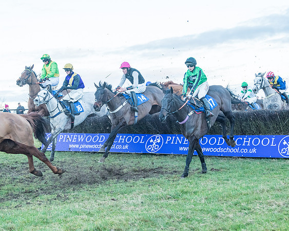 Race 9 - the Magee Equine for Pre training Breaking and water treadmill Six year olds and over Open Maiden Race  (118 of 256)