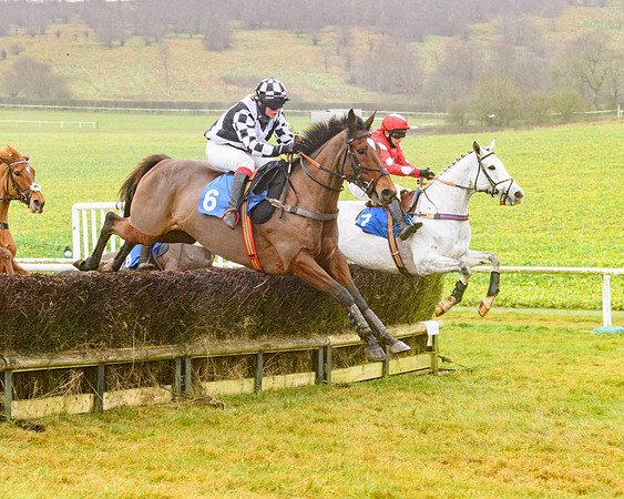 Race 4 - Mares Maiden Div 1  (35 of 79)
