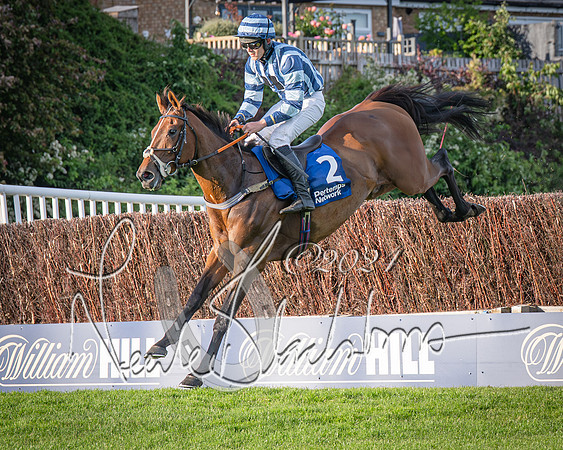 Race 4 - Peretemps Stratford Foxhunters (61 of 168)