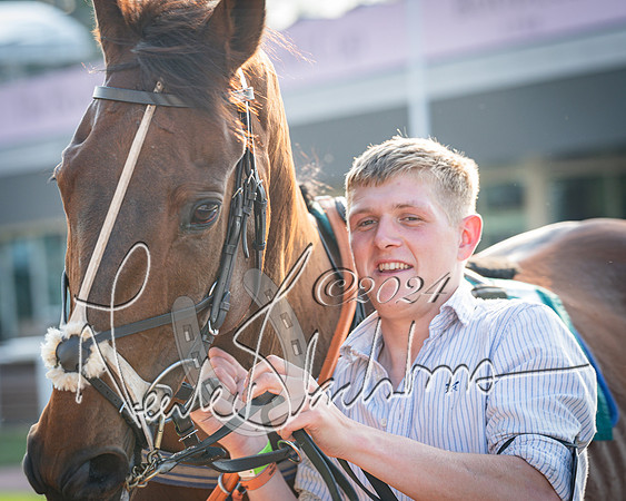 Race 4 - The Jonathan Neesom memorial open Hunter’s steeplechase 3m2f 70y (8 of 167)