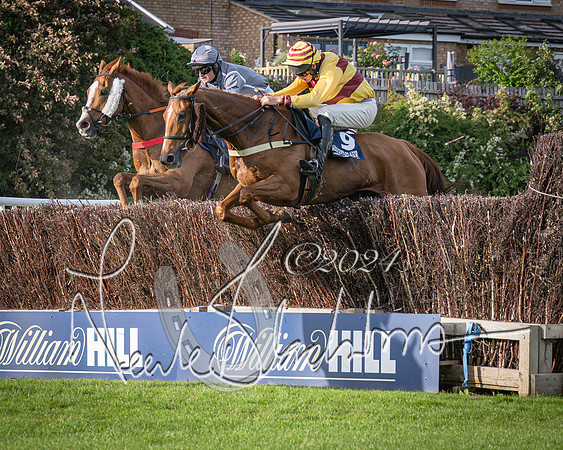 Race 3 - The pointtopoint.co.uk champion novices’ Hunter Chase (105 of 140)