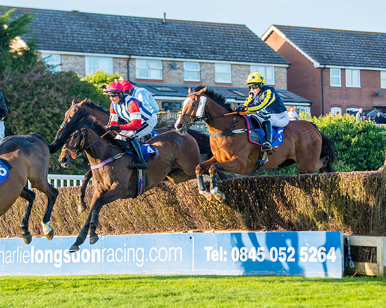 Race 5 - White Swan Hotel Handicap (27 of 80)