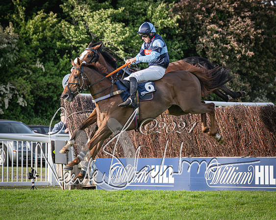 Race 3 - The pointtopoint.co.uk champion novices’ Hunter Chase (85 of 140)