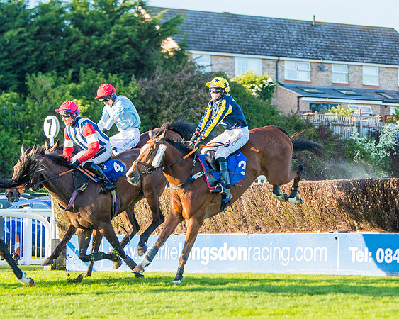 Race 5 - White Swan Hotel Handicap (30 of 80)