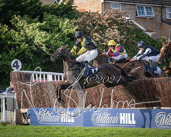 Race 3 - The pointtopoint.co.uk champion novices’ Hunter Chase (92 of 140)