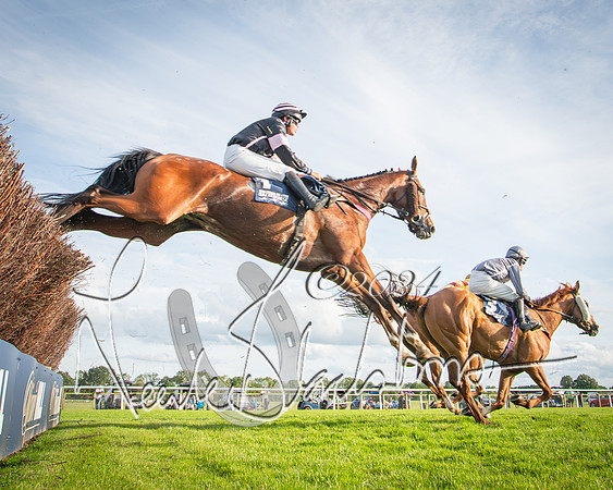 Race 3 - The pointtopoint.co.uk champion novices’ Hunter Chase (111 of 140)