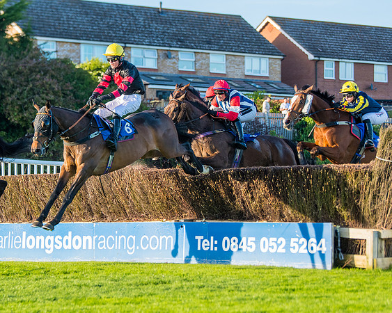 Race 5 - White Swan Hotel Handicap (25 of 80)