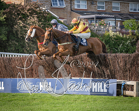 Race 3 - The pointtopoint.co.uk champion novices’ Hunter Chase (106 of 140)